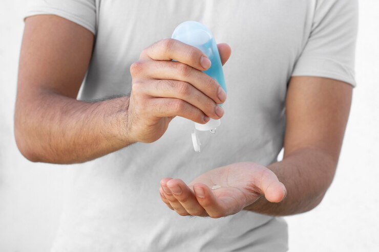 Foto grátis homem usando gel hidroalcoólico