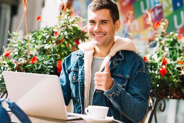 Homem, usando, laptop, em, urbano, meio ambiente