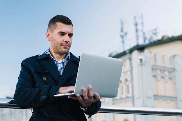 Homem, usando, laptop, em, urbano, meio ambiente