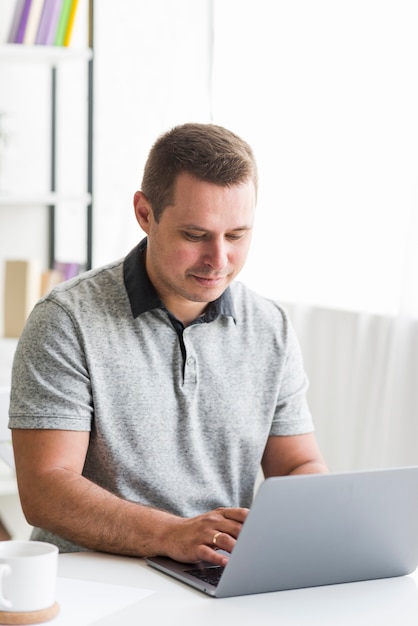 Homem, usando, laptop, sobre, escrivaninha