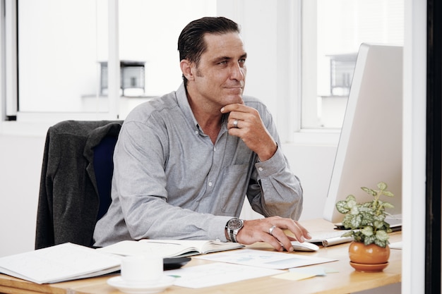 Homem usando o computador no escritório