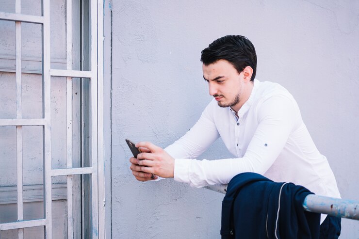Foto grátis homem usando o smartphone