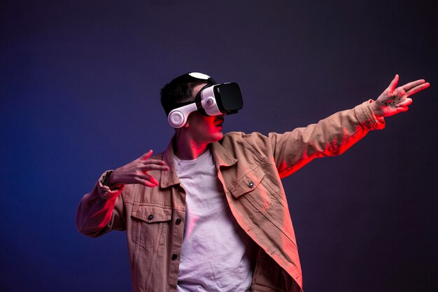 Homem usando óculos de realidade virtual com efeitos especiais