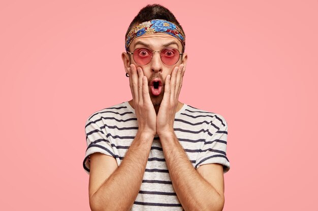 Homem usando óculos de sol rosa e bandana colorida