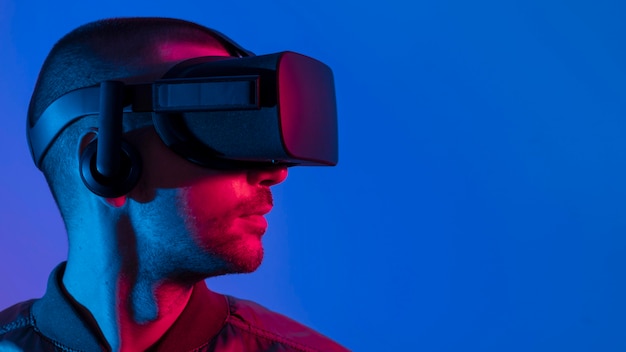 Homem usando óculos VR com luz azul