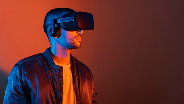 Homem usando óculos VR com luz laranja