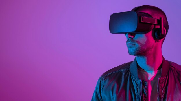 Homem usando óculos VR com luz roxa