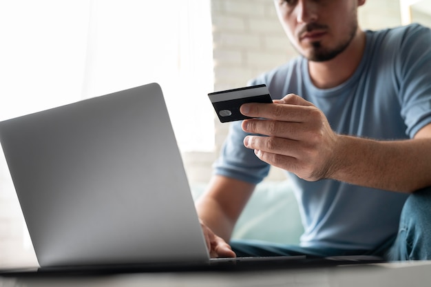 Foto grátis homem usando seu cartão de crédito para jogar online por um pedido