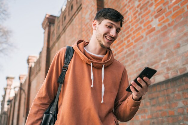 Homem usando seu telefone celular.