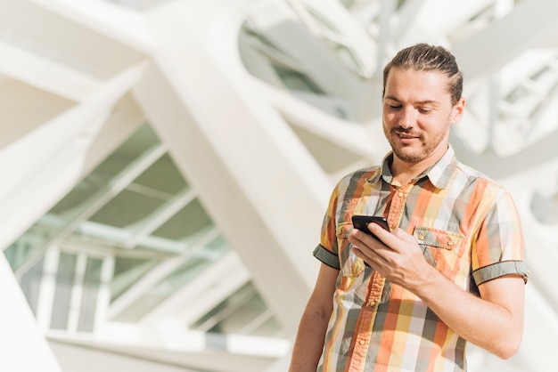 Foto grátis homem, usando, smartphone, ao ar livre