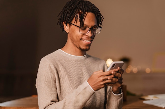 Foto grátis homem usando smartphone moderno