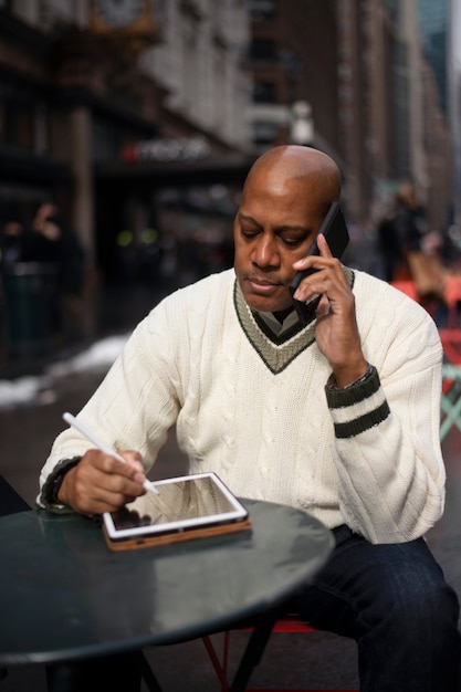 Homem usando tecnologia enquanto viaja na cidade