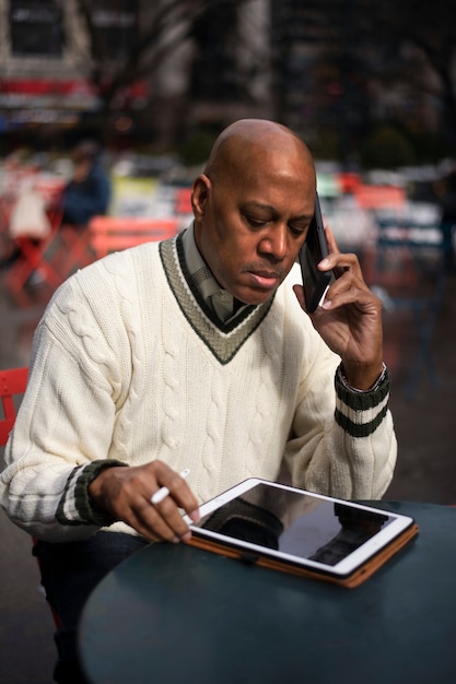 Foto grátis homem usando tecnologia enquanto viaja na cidade