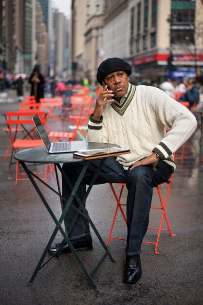 Homem usando tecnologia enquanto viaja na cidade