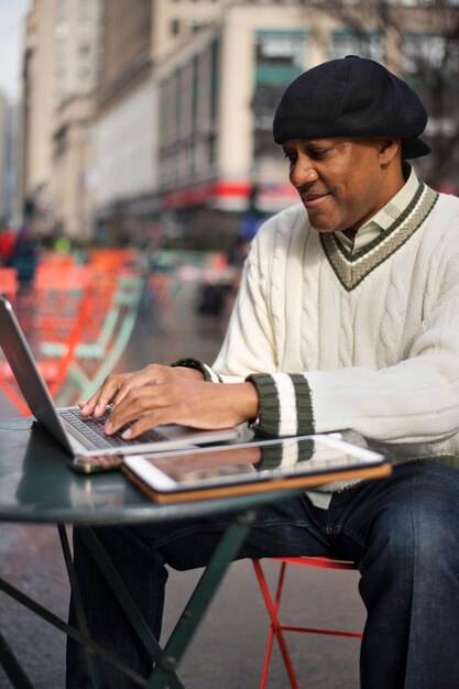 Homem usando tecnologia enquanto viaja na cidade