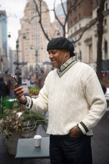 Homem usando tecnologia enquanto viaja na cidade