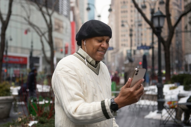 Homem usando tecnologia enquanto viaja na cidade