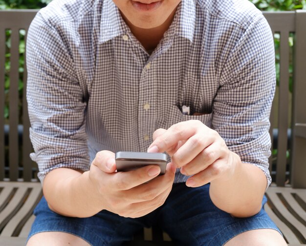 Homem usando telefone móvel inteligente