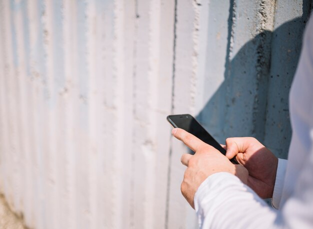 Homem, usando, telefone móvel