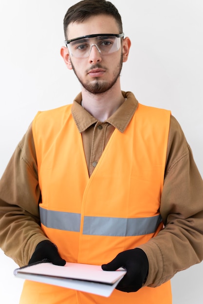 Homem usando um equipamento de proteção industrial especial