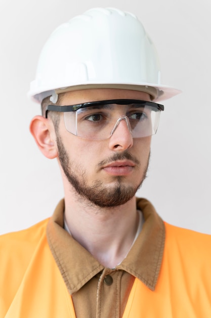 Foto grátis homem usando um equipamento de proteção industrial especial