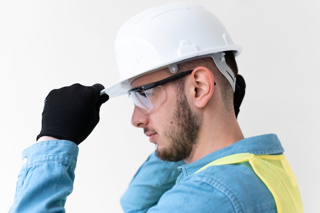 Foto grátis homem usando um equipamento de proteção industrial especial