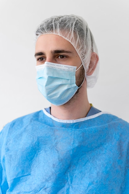 Homem usando um equipamento médico especial de proteção