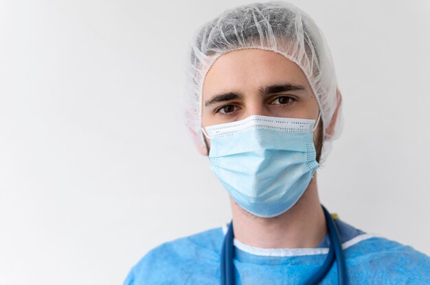 Homem usando um equipamento médico especial de proteção