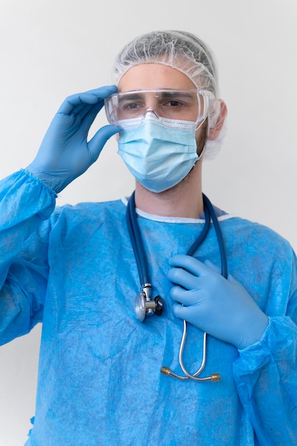 Homem usando um equipamento médico especial de proteção