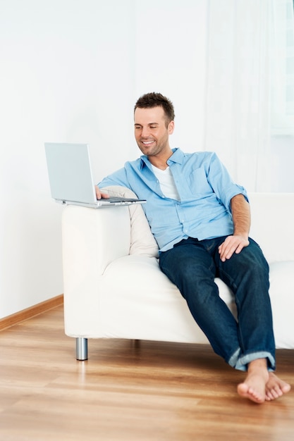 Homem usando um laptop em casa