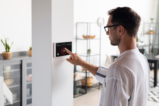 Homem usando um tablet em sua casa inteligente