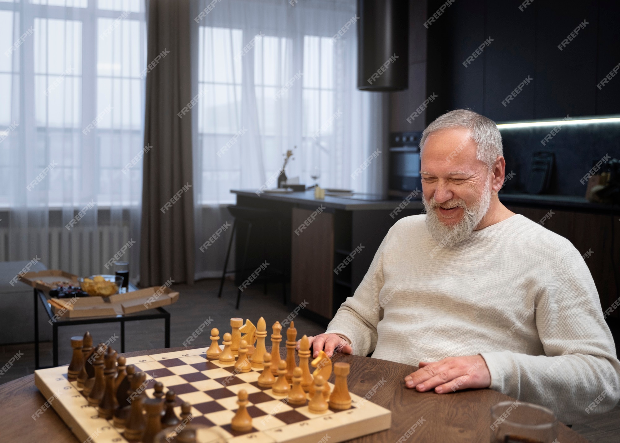 Sênior Jogando Xadrez Sozinho. Jogador Masculino Sentado Perto Da Mesa Com  Jogo Estratégico Ilustração do Vetor - Ilustração de velho, xadrez:  256864994