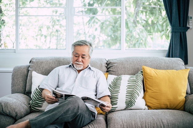 Homem velho, leitura, em, sala de estar