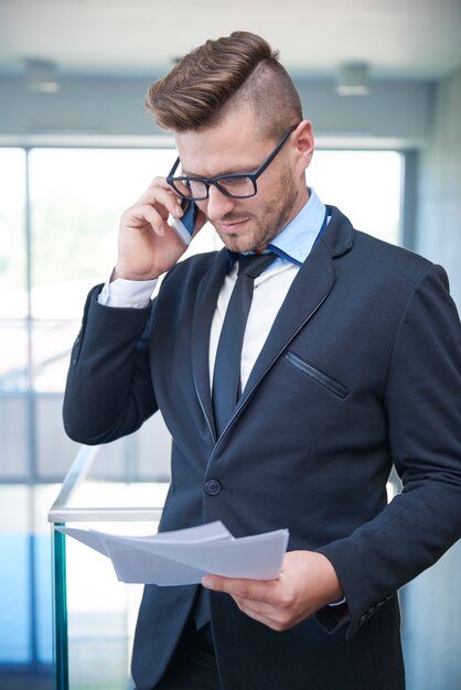 Homem verificando alguns documentos importantes