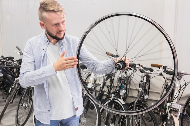 Foto grátis homem, verificar, borda bicicleta, em, loja esporte