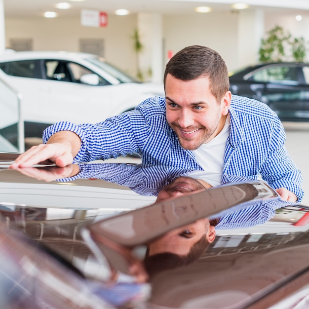 Homem, verificar, carro novo