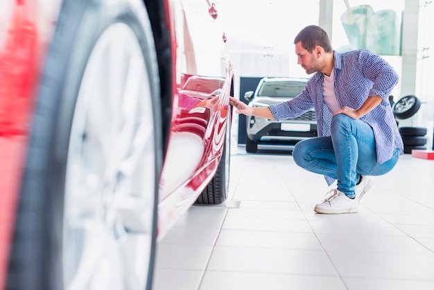 Homem, verificar, carro novo