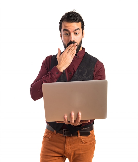 Homem vestido com waistcoat com laptop