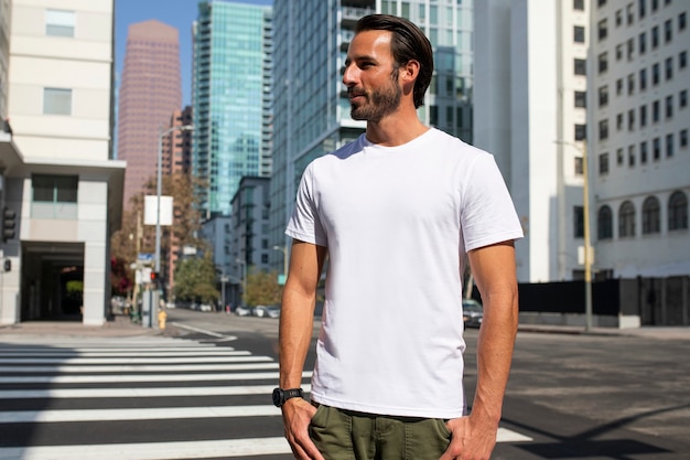 Homem vestido de forma casual cruzando a rua para sessão de fotos ao ar livre