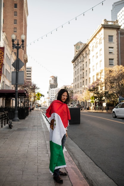 Homem vestindo bandeira mexicana tiro completo