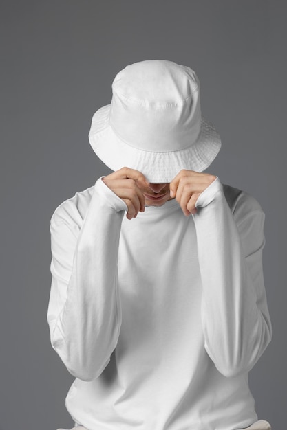 Foto grátis homem vestindo camisa em branco