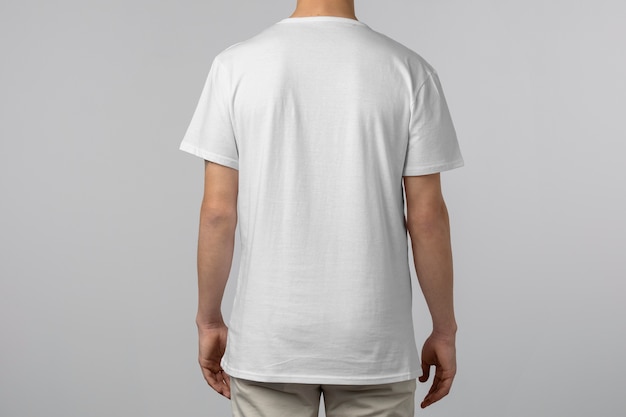 Homem vestindo camisa em branco