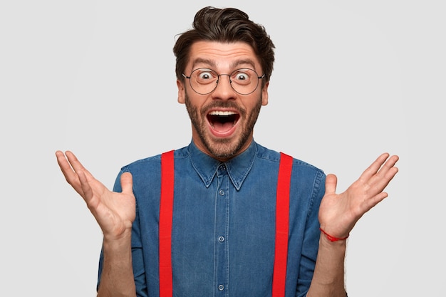 Homem vestindo camisa jeans e suspensórios vermelhos