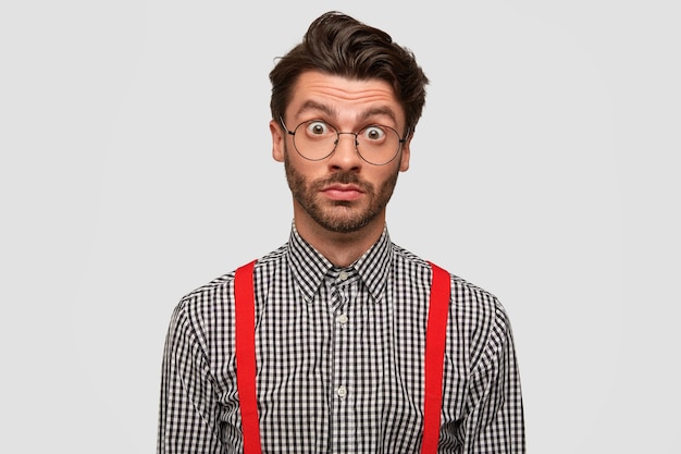 Foto grátis homem vestindo camisa xadrez e suspensórios vermelhos