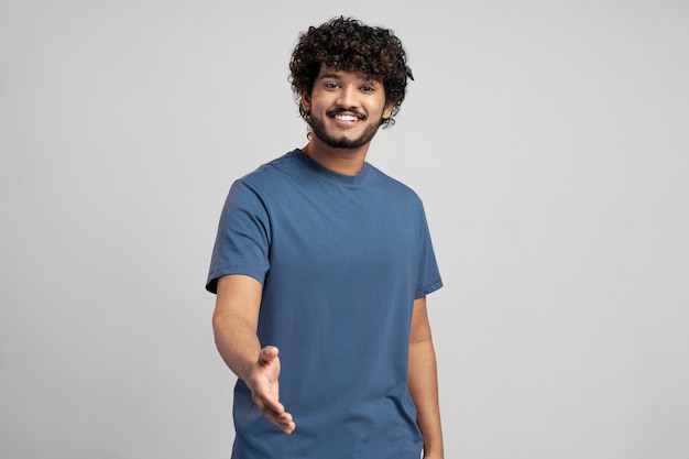 Homem vestindo camiseta gesticulando