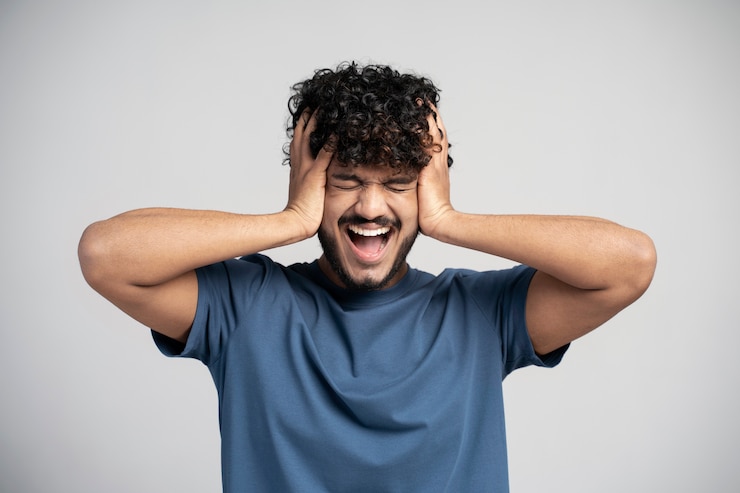 Foto grátis homem vestindo camiseta gesticulando