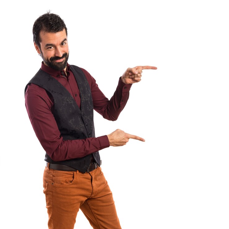 Foto grátis homem vestindo colete apontando para o lateral