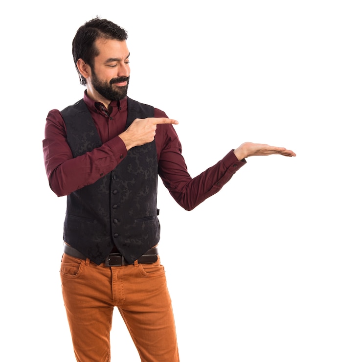 Foto grátis homem vestindo colete apresentando algo