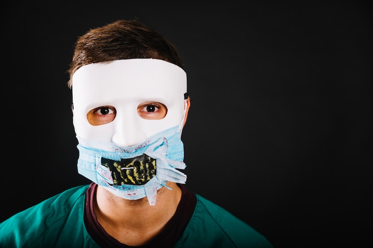Foto grátis homem vestindo máscara de halloween