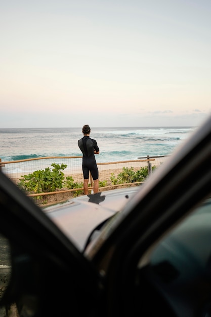 Foto grátis homem vestindo roupas de surfista - tiro certeiro